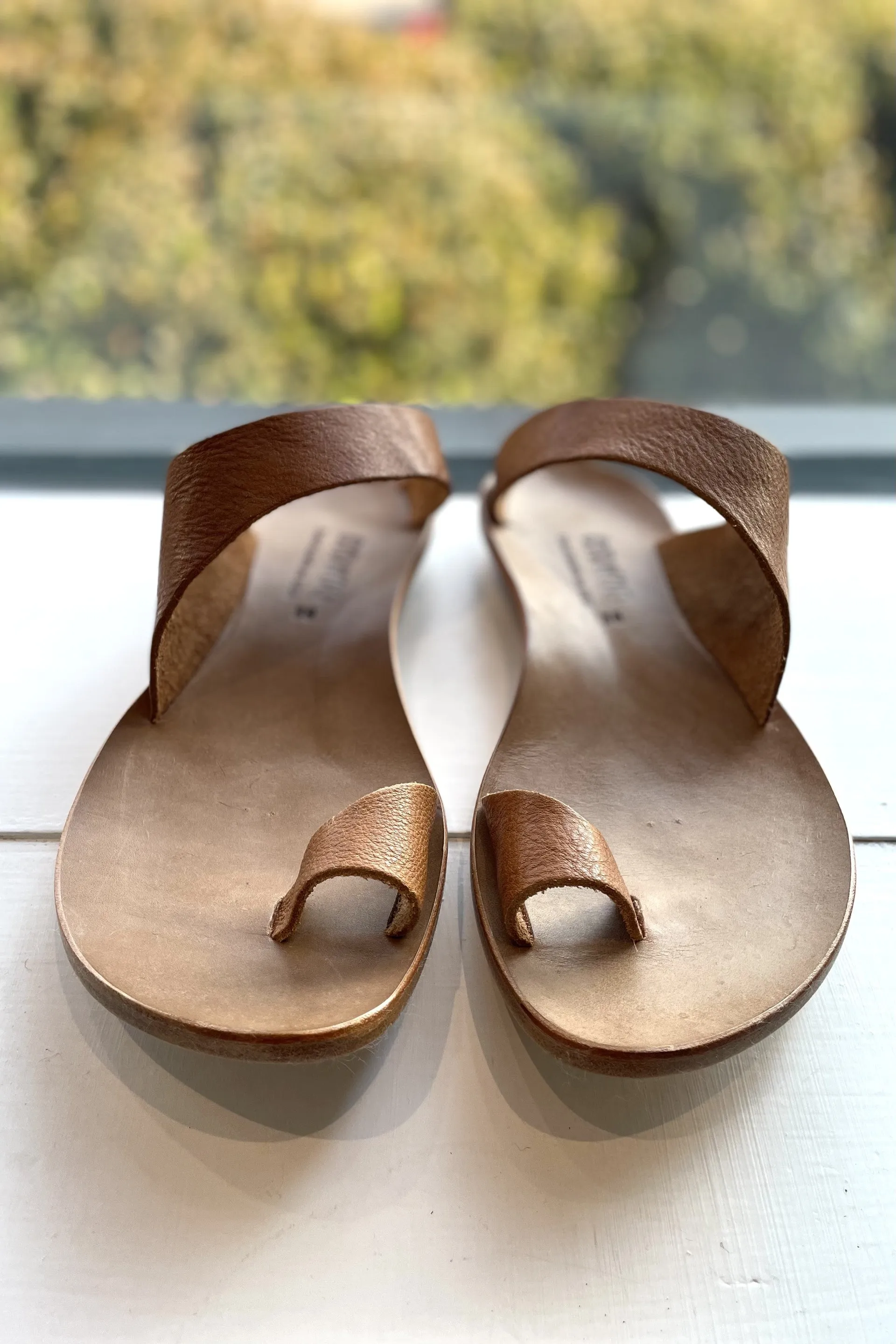 Thong Sandal in Tocu (Washed Dark Tan)